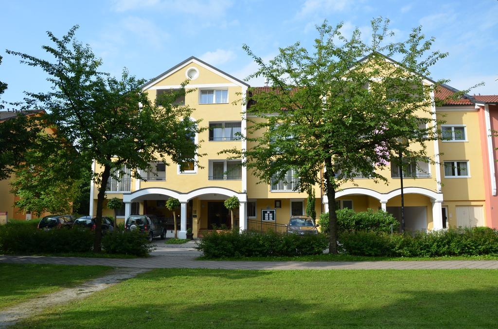 Aparthotel Christine Bad Fussing Bagian luar foto